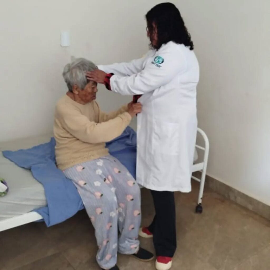 Pode ser uma imagem de uma ou mais pessoas e hospital