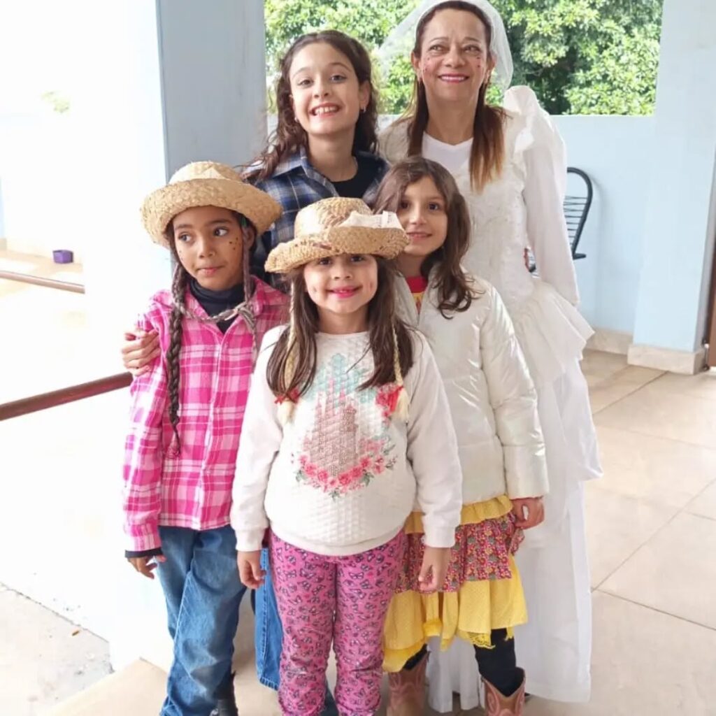 Pode ser uma imagem de criança, sorrindo e chapéu