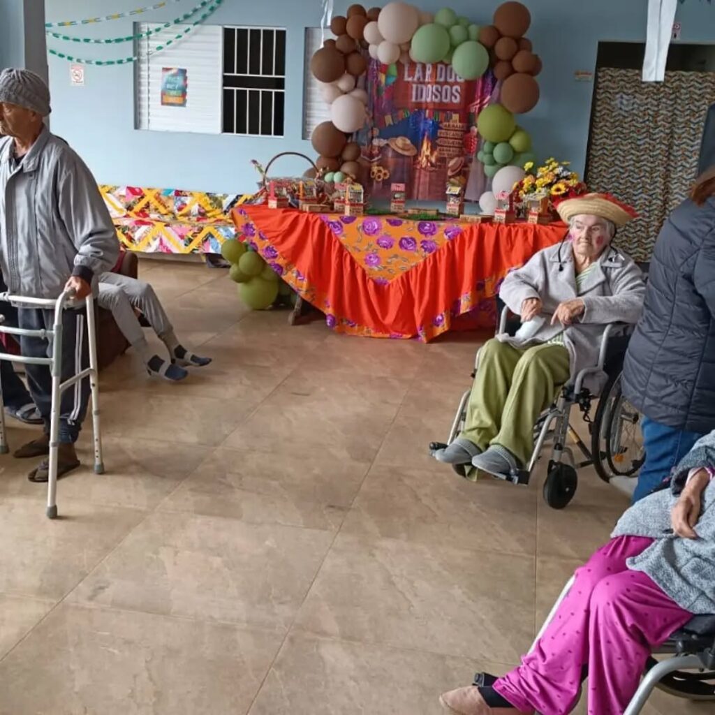 Pode ser uma imagem de uma ou mais pessoas e hospital