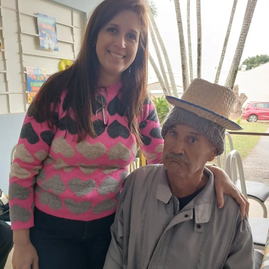 Pode ser uma imagem de uma ou mais pessoas, pessoas sorrindo e chapéu