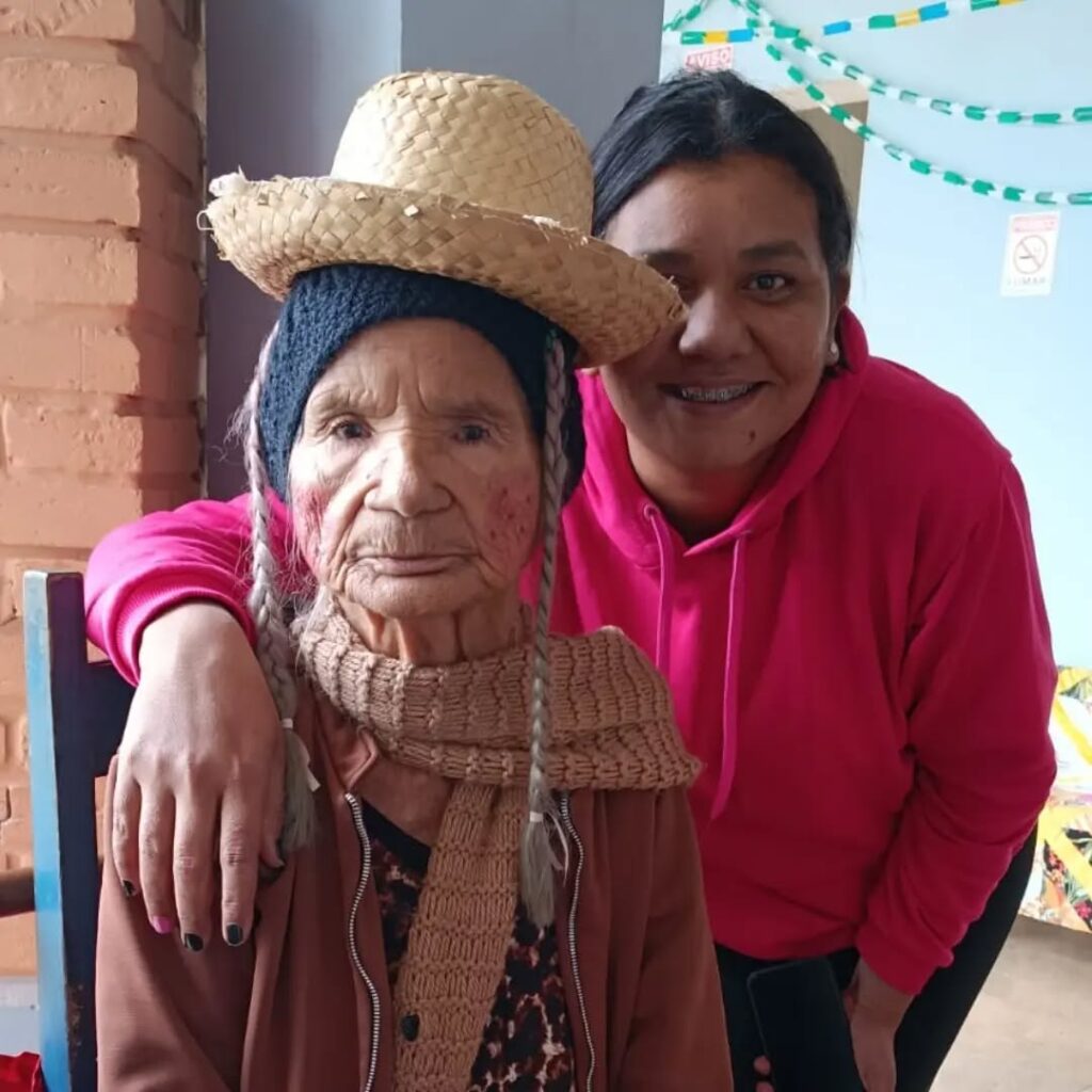 Pode ser uma imagem de uma ou mais pessoas e chapéu