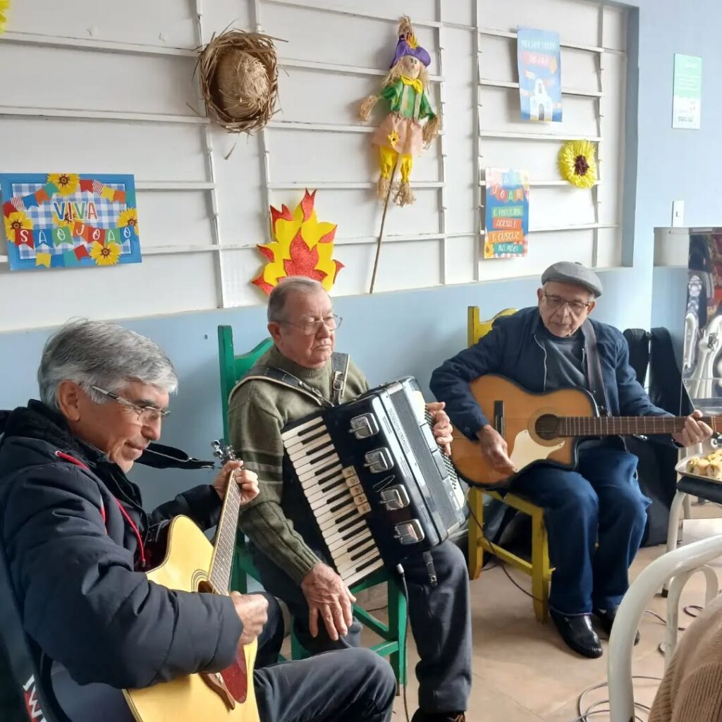 Pode ser uma imagem de uma ou mais pessoas, violão, violino, clarinete e acordeão