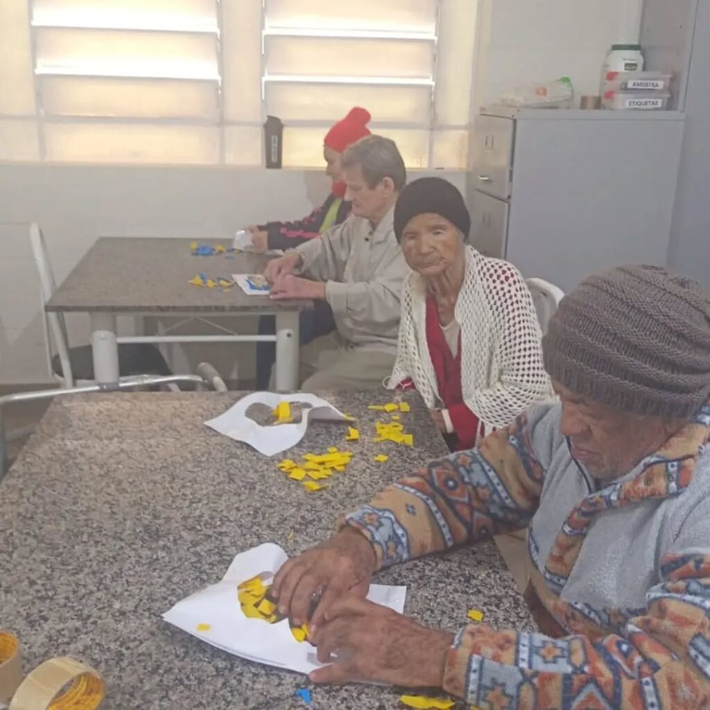 Pode ser uma imagem de uma ou mais pessoas