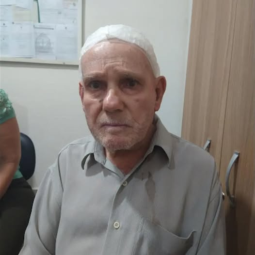 Pode ser uma imagem de uma ou mais pessoas, pessoas sorrindo e hospital