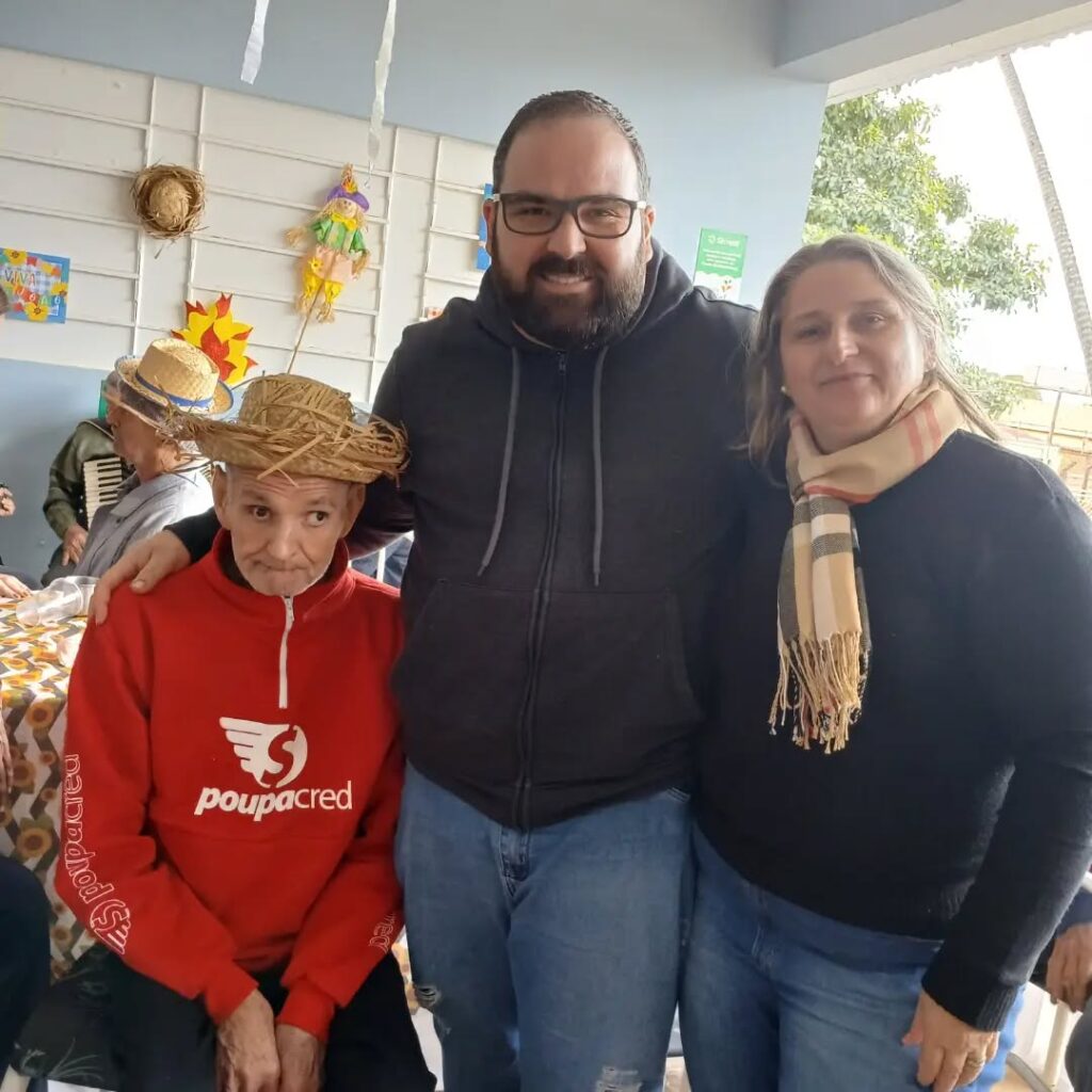 Pode ser uma imagem de uma ou mais pessoas, pessoas sorrindo e chapéu