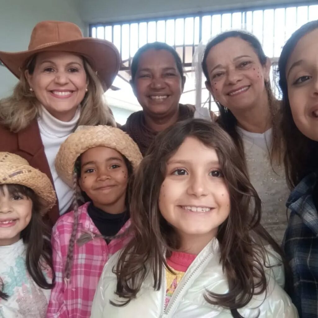 Pode ser uma imagem de uma ou mais pessoas, pessoas sorrindo e chapéu