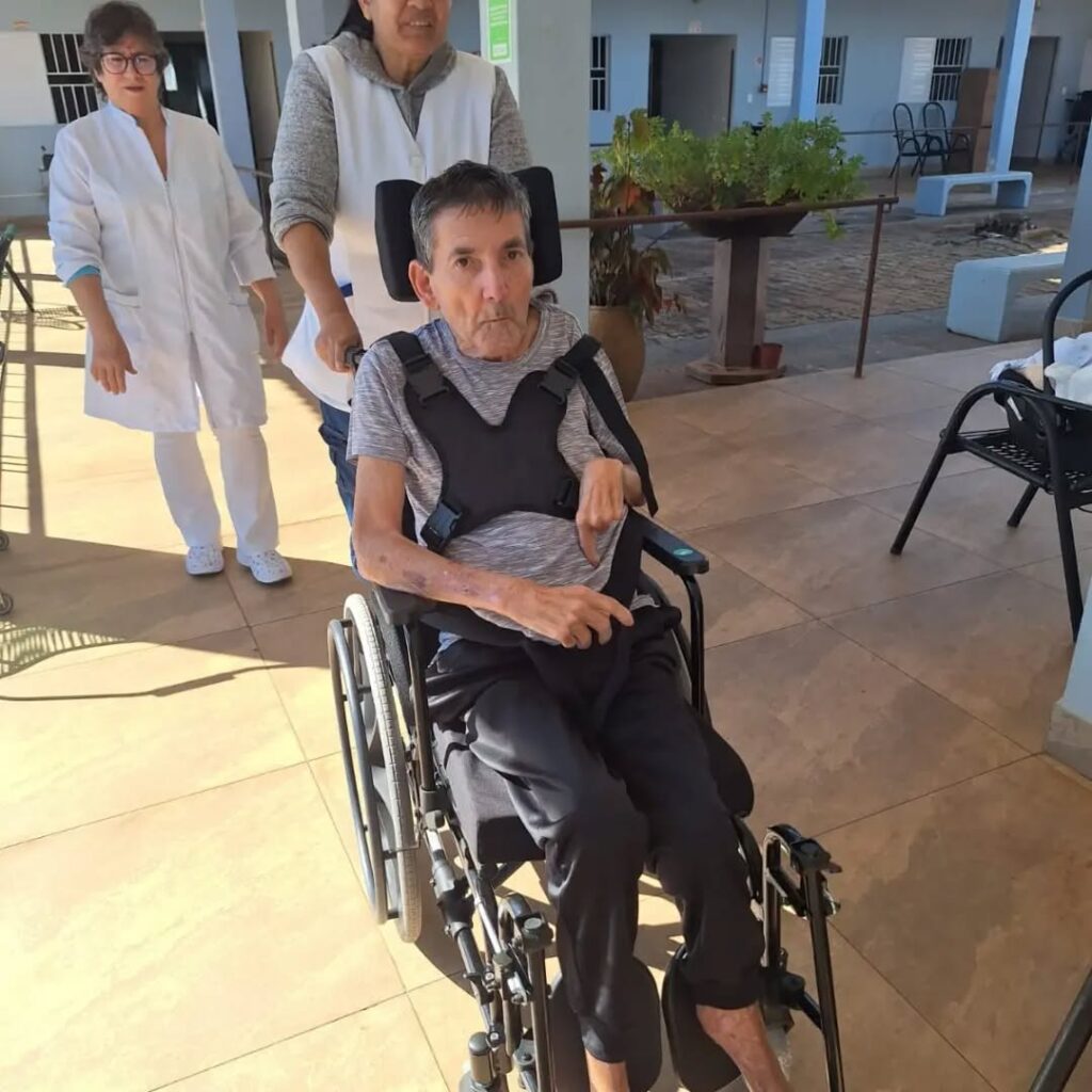 Pode ser uma imagem de sorrindo e hospital