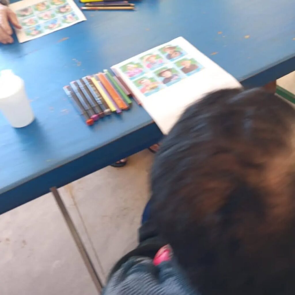 Pode ser uma imagem de estudando, brinquedo para crianças e texto