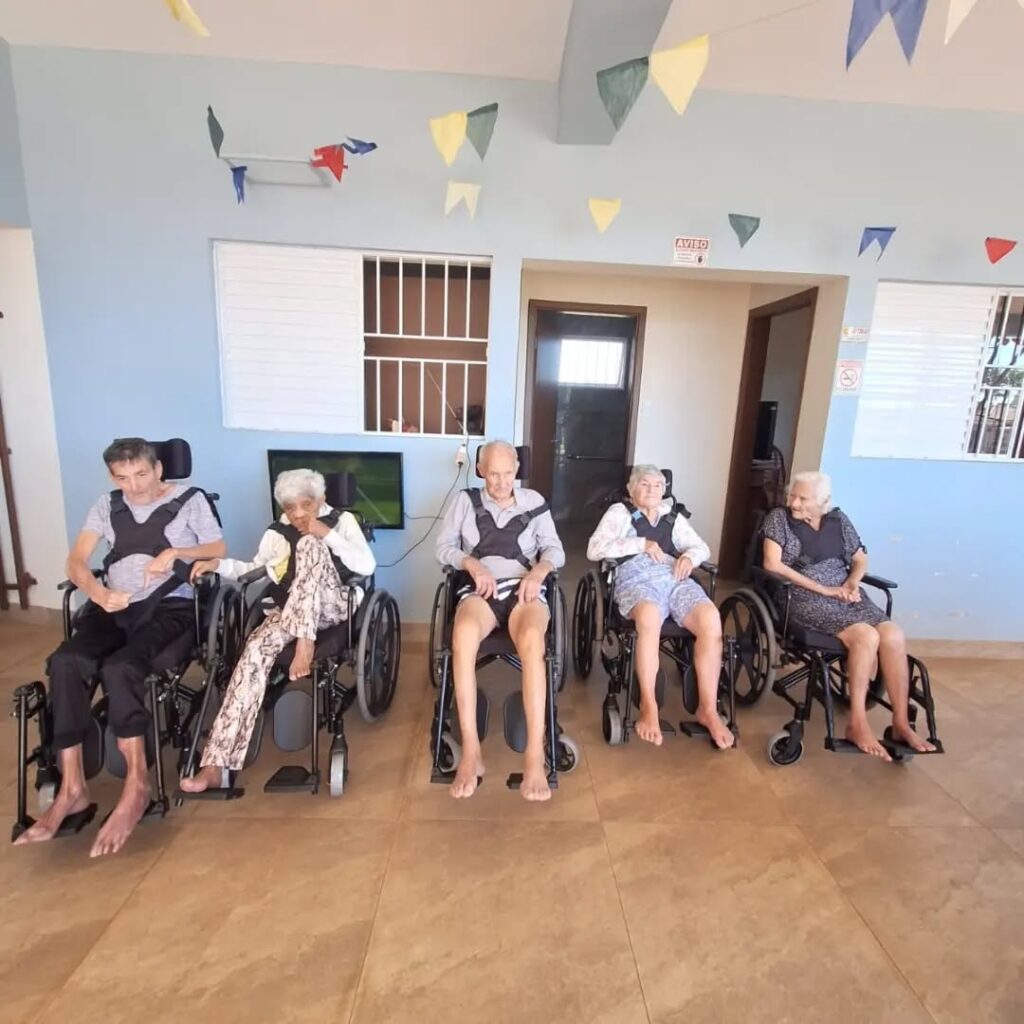 Pode ser uma imagem de uma ou mais pessoas e hospital