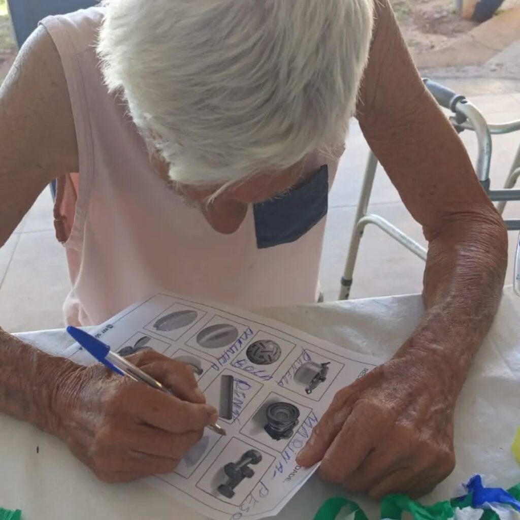 Pode ser uma imagem de estudando e texto