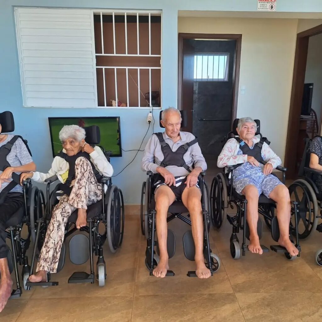 Pode ser uma imagem de uma ou mais pessoas e hospital