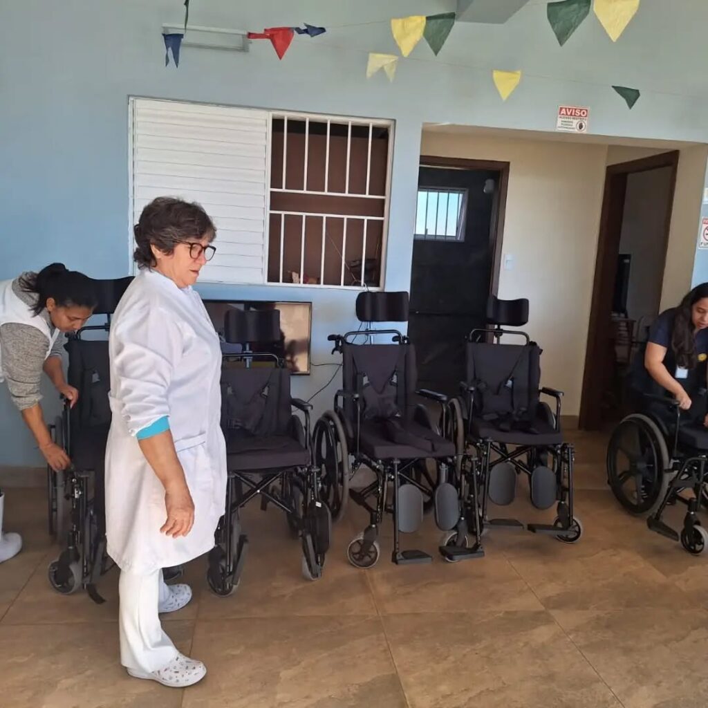 Pode ser uma imagem de uma ou mais pessoas e hospital