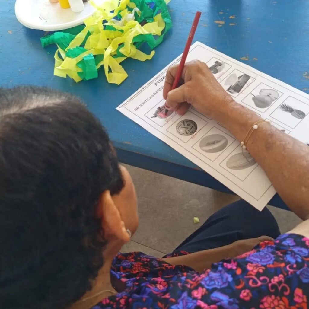 Pode ser uma imagem de estudando