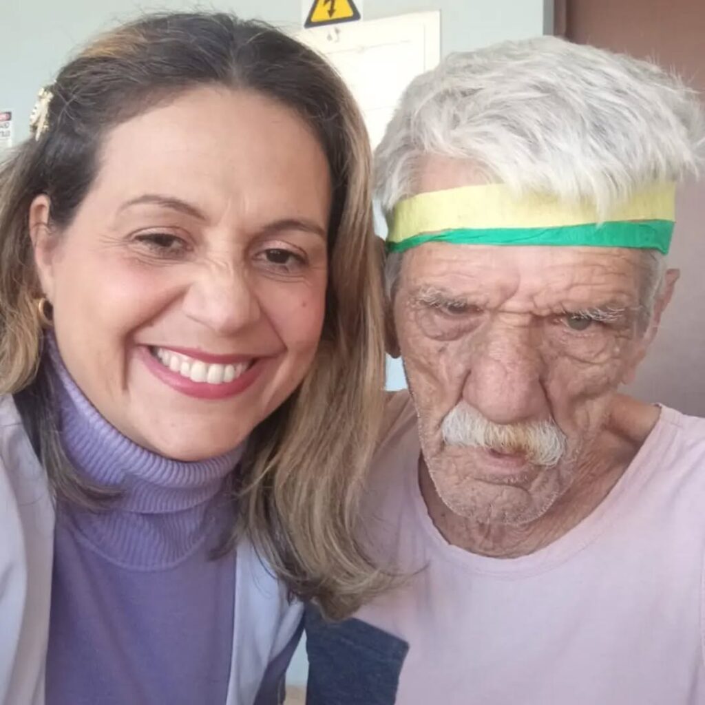 Pode ser uma imagem de uma ou mais pessoas e pessoas sorrindo