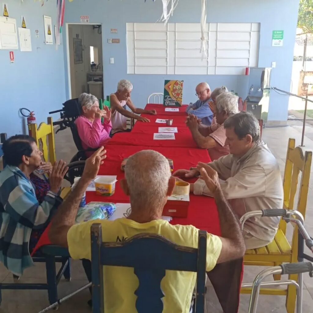Pode ser uma imagem de uma ou mais pessoas, pessoas estudando e mesa