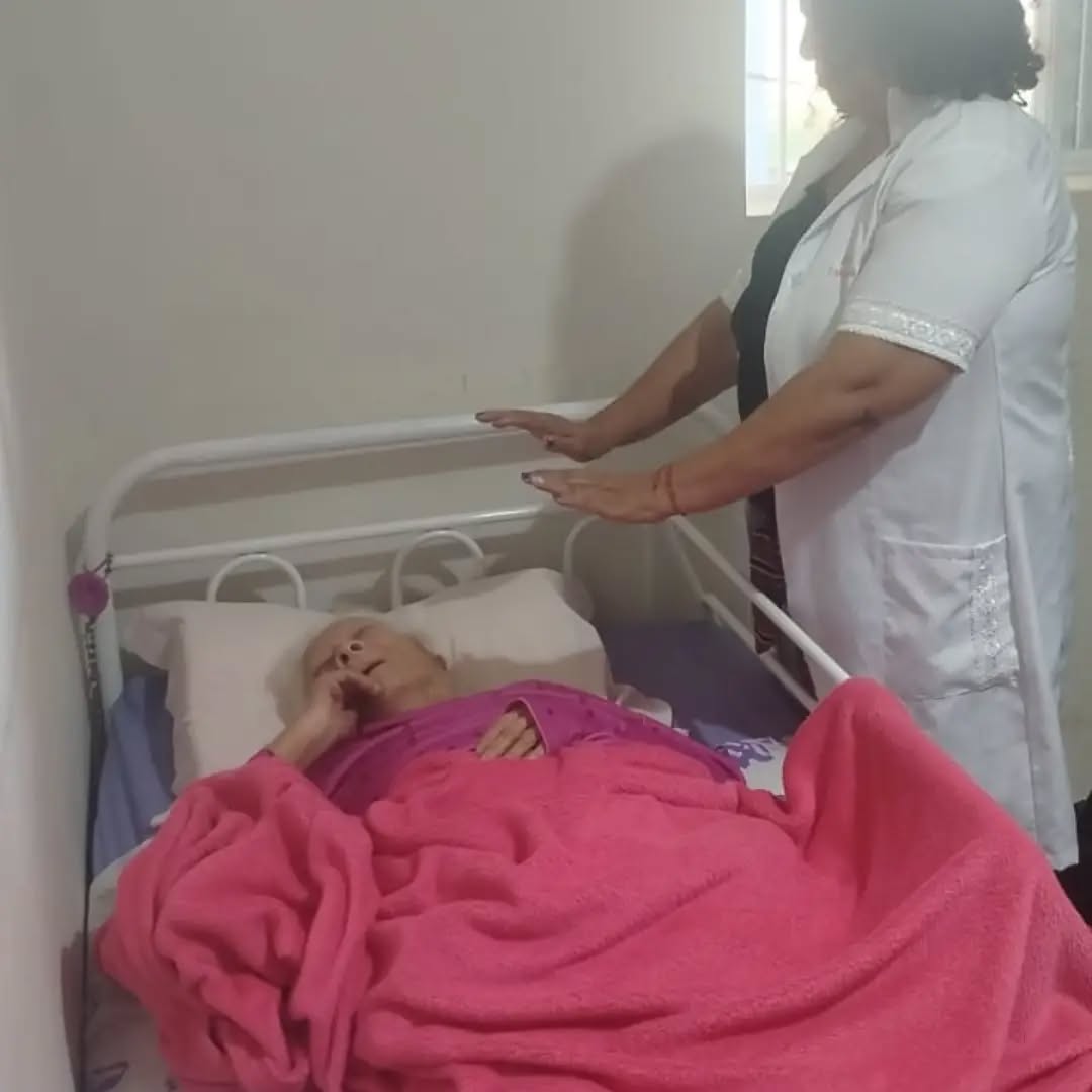 Pode ser uma imagem de acupuntura e hospital