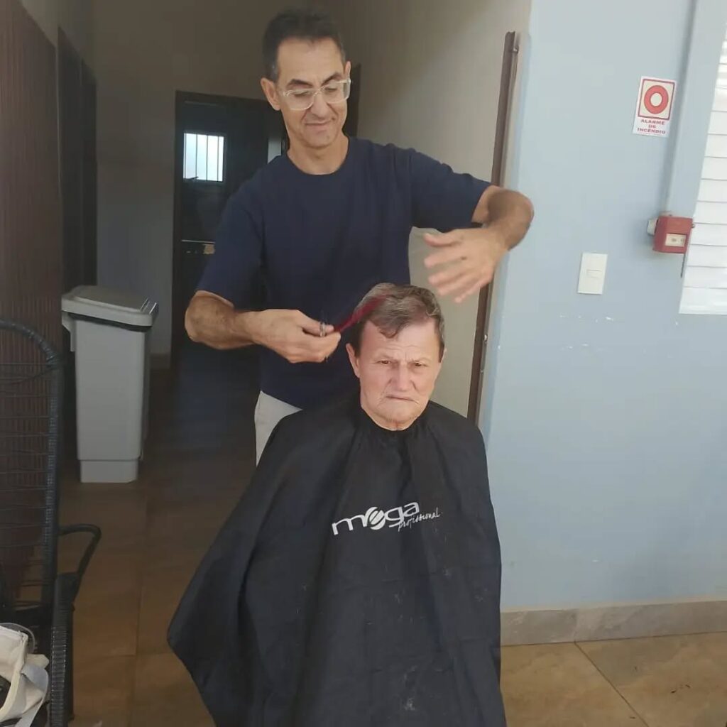 Pode ser uma imagem de uma ou mais pessoas e barba