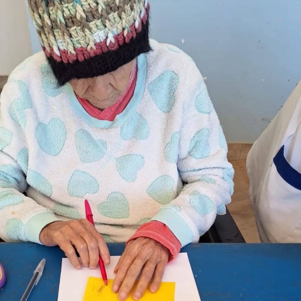 Pode ser uma ilustração de estudando e livro