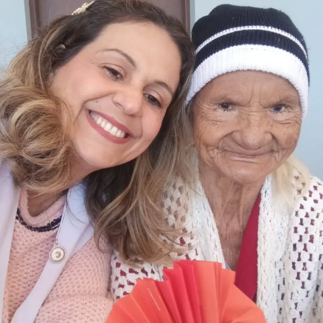 Pode ser uma imagem de sorrindo e hospital