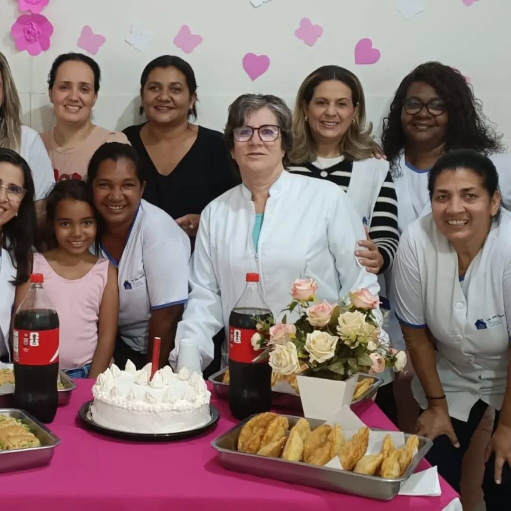 Pode ser uma imagem de uma ou mais pessoas, hospital e texto