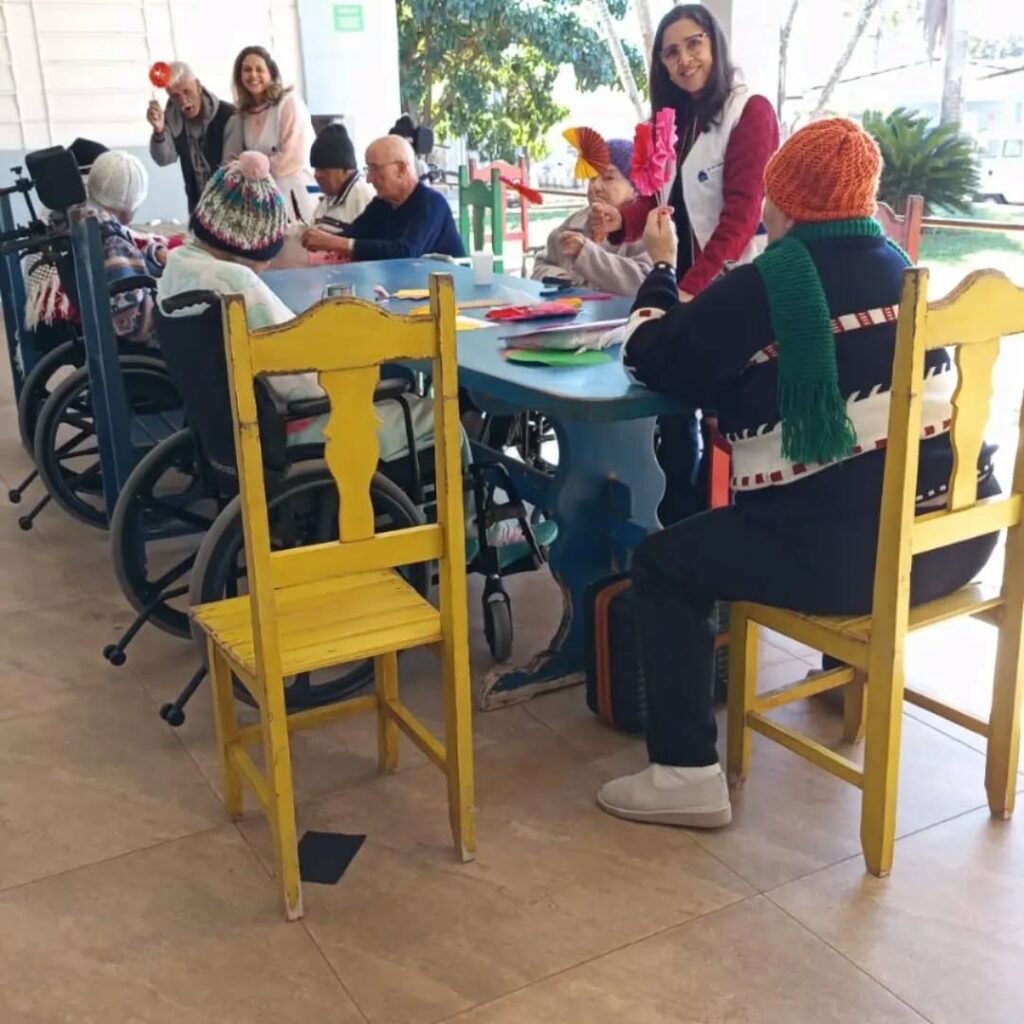 Pode ser uma imagem de mesa e hospital