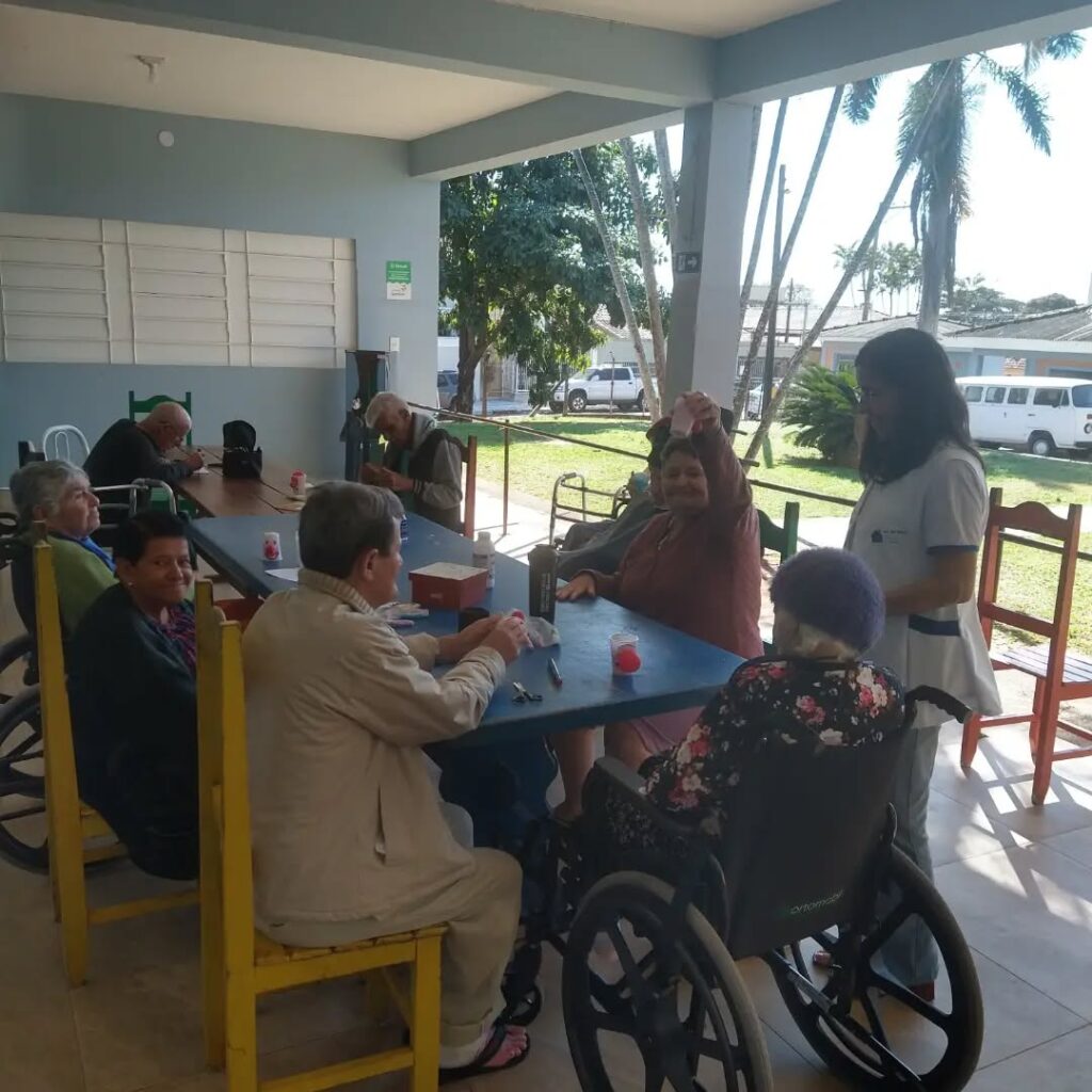Pode ser uma imagem de uma ou mais pessoas e hospital