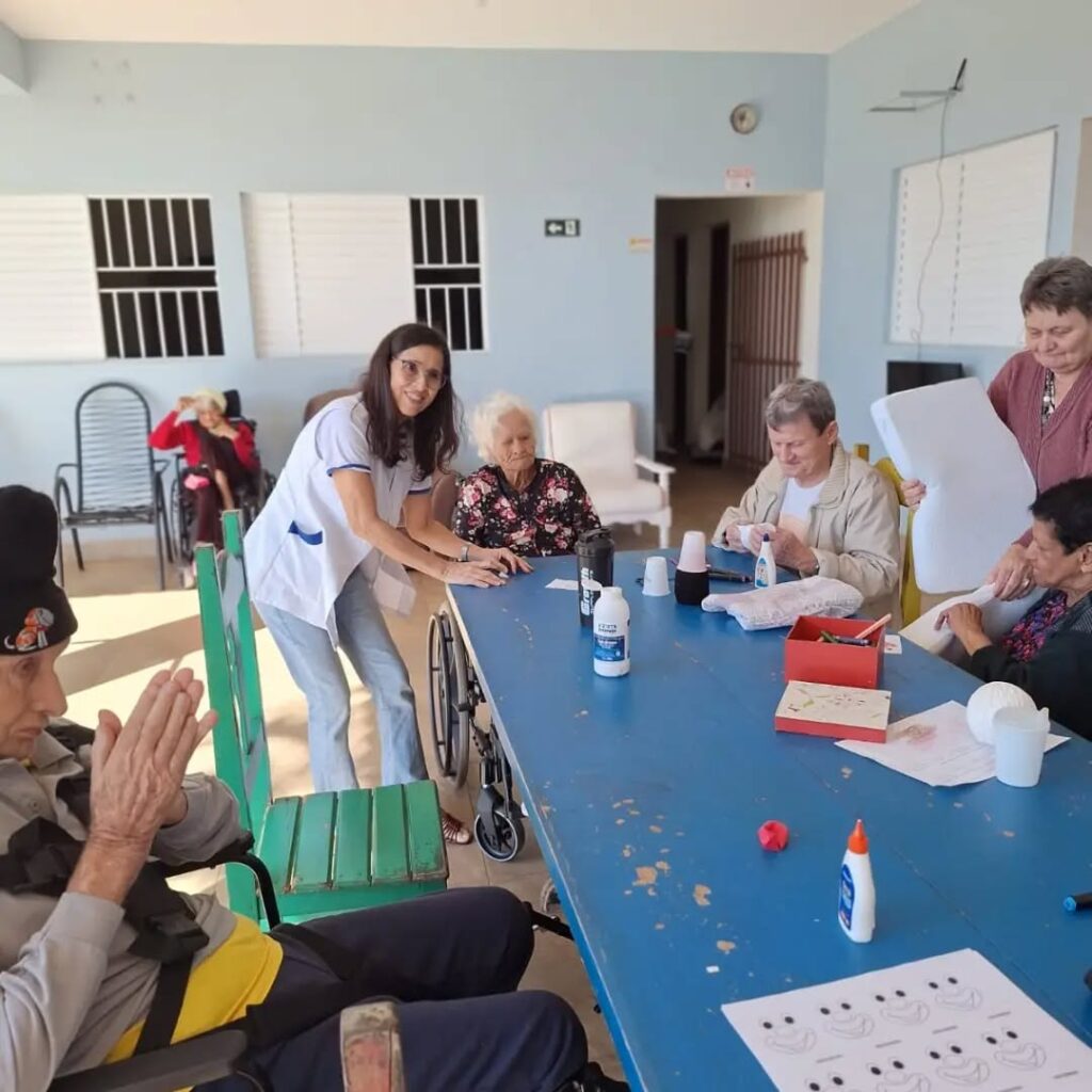 Pode ser uma imagem de uma ou mais pessoas, pessoas estudando e hospital