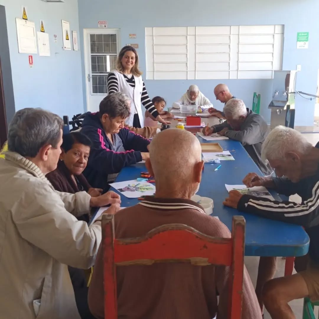 Pode ser uma imagem de uma ou mais pessoas e pessoas estudando