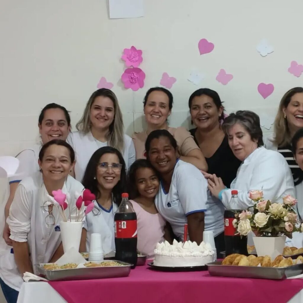 Pode ser uma imagem de uma ou mais pessoas e texto