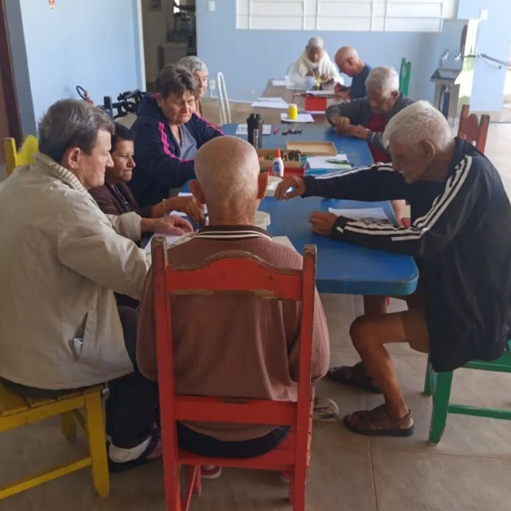 Pode ser uma imagem de uma ou mais pessoas, pessoas estudando e xadrez