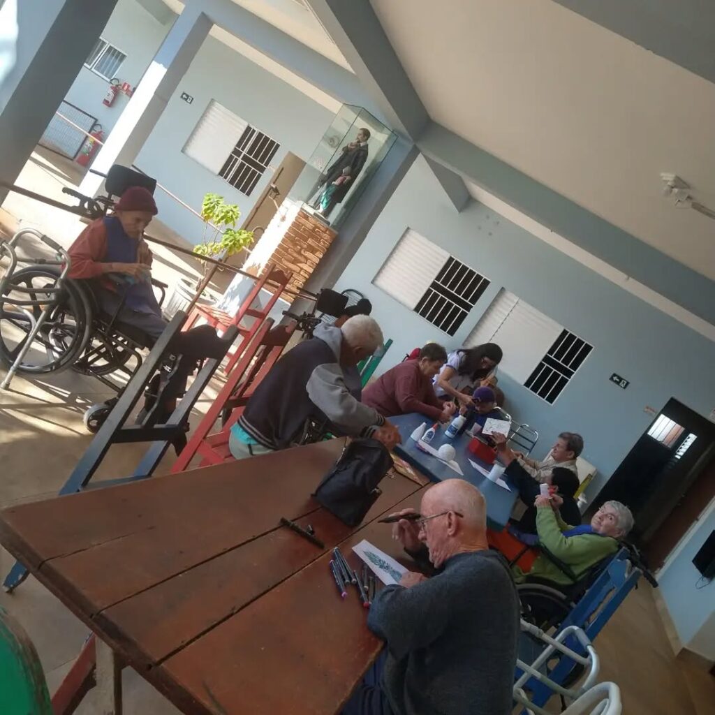Pode ser uma imagem de estudando e mesa