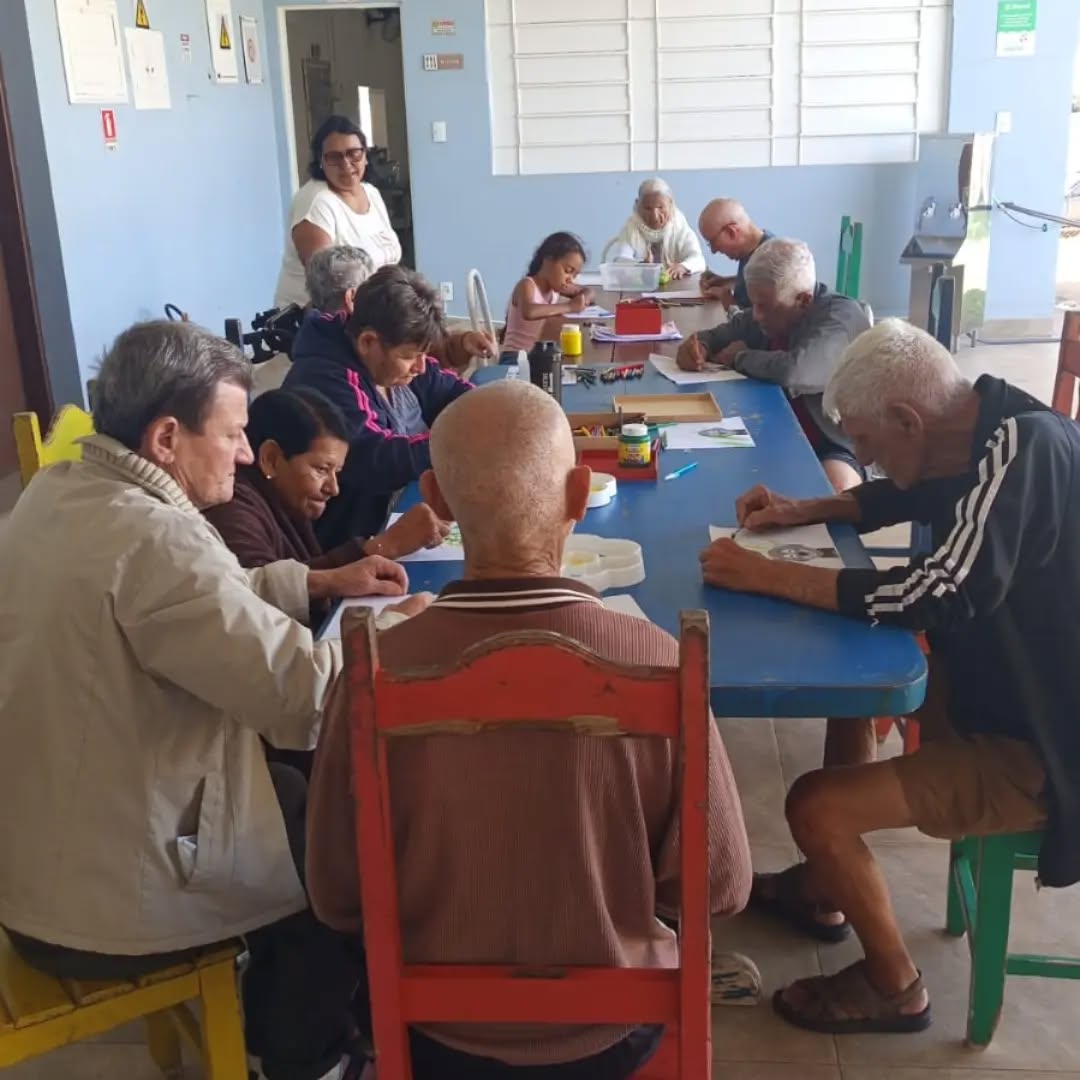Pode ser uma imagem de uma ou mais pessoas, pessoas estudando e xadrez
