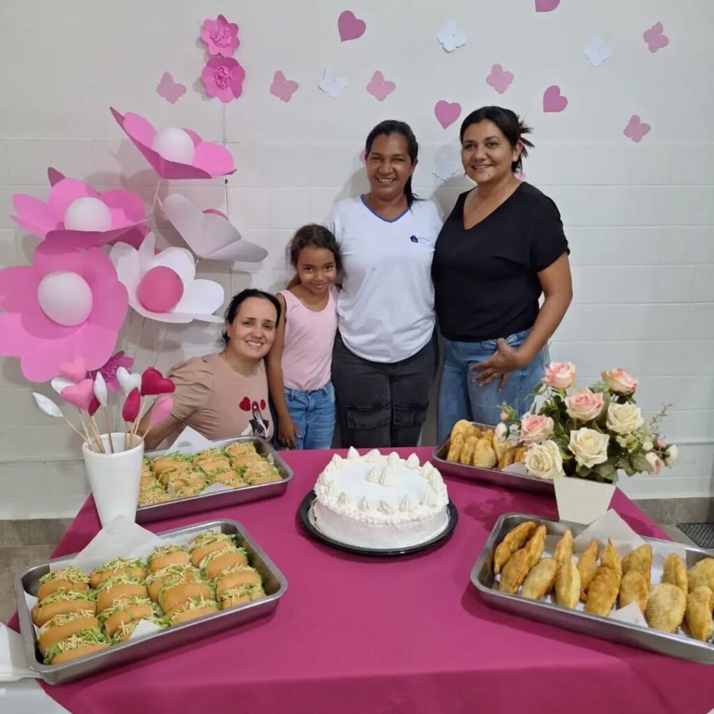 Pode ser uma imagem de pastel e texto