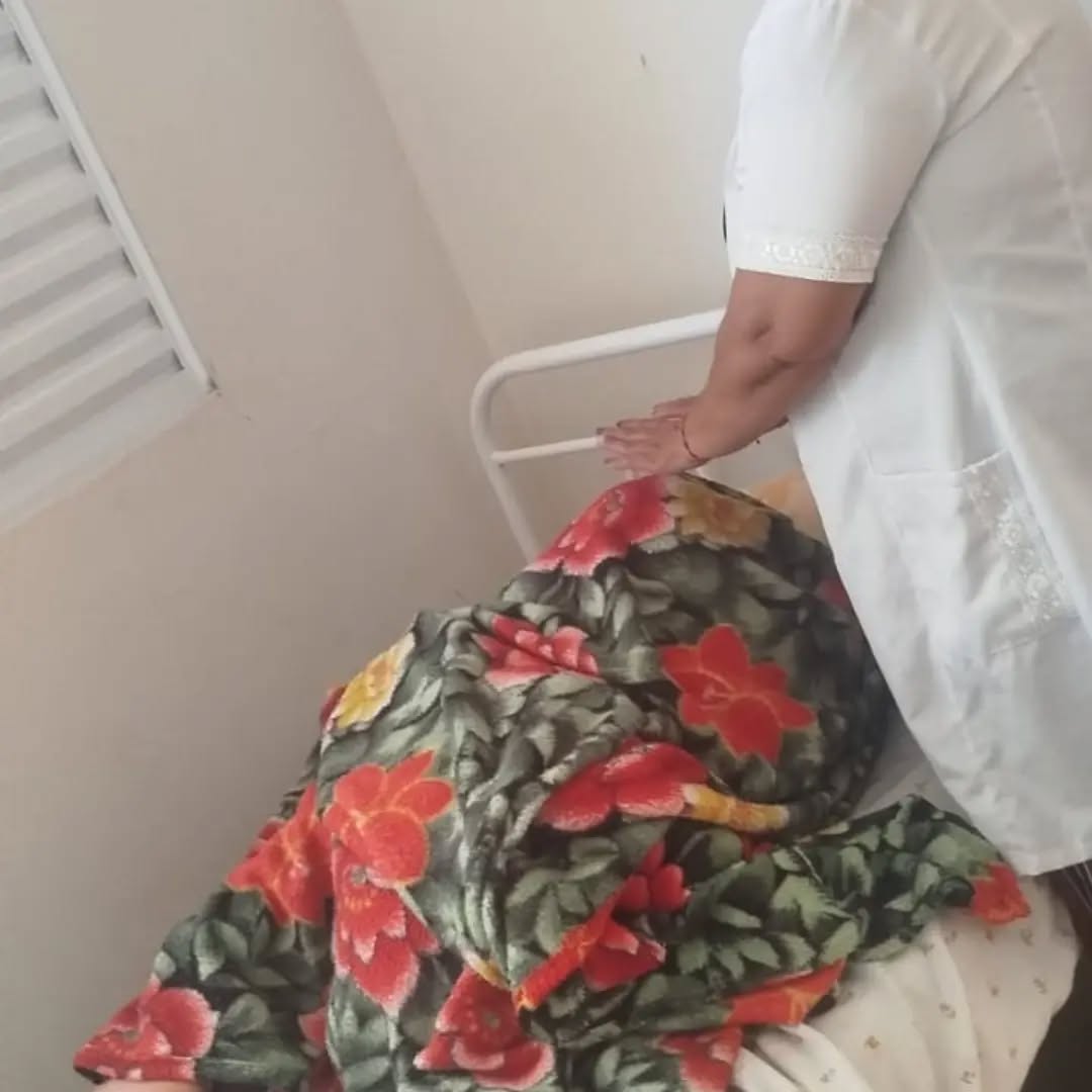 Pode ser uma imagem de acupuntura e hospital