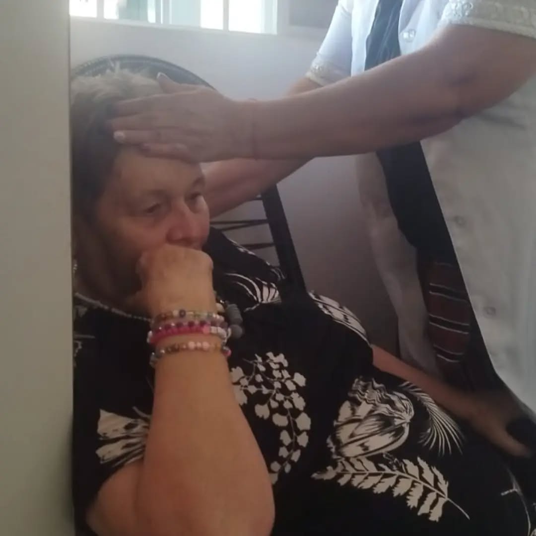 Pode ser uma imagem de uma ou mais pessoas, pessoas sorrindo, acupuntura e hospital