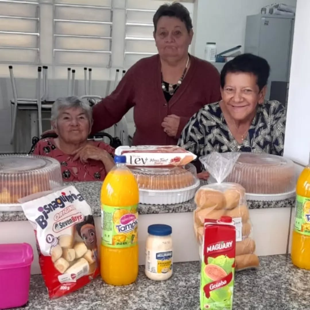 Pode ser uma imagem de uma ou mais pessoas