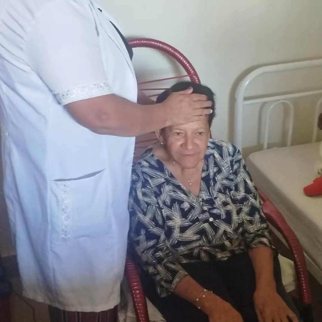 Pode ser uma imagem de sorrindo e hospital