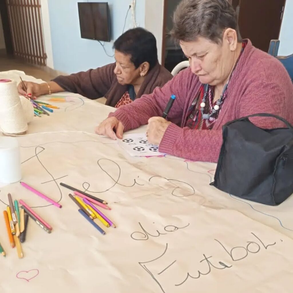 Pode ser uma imagem de estudando e texto
