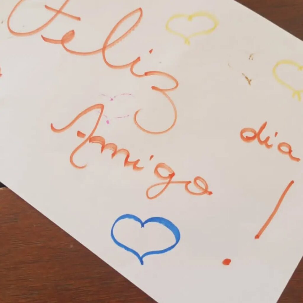 Pode ser um doodle de coração e texto