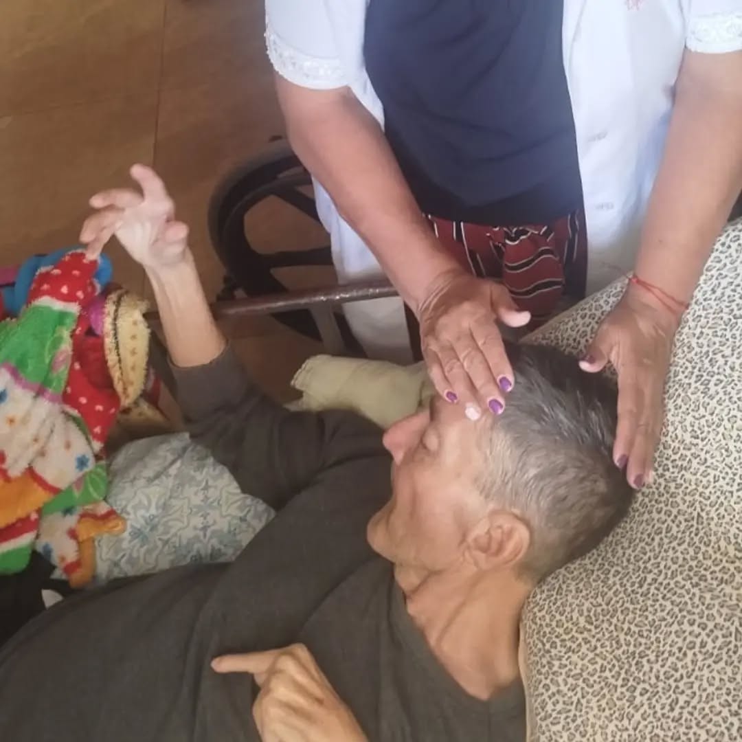 Pode ser uma imagem de uma ou mais pessoas, acupuntura e hospital