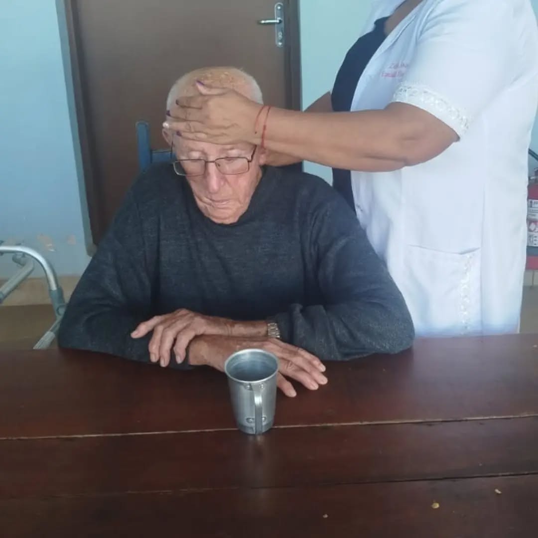 Pode ser uma imagem de uma ou mais pessoas, óculos e hospital