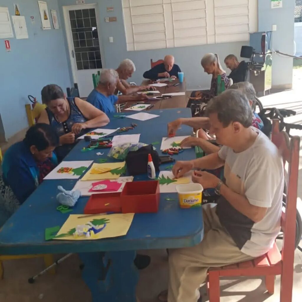 Pode ser uma imagem de estudando