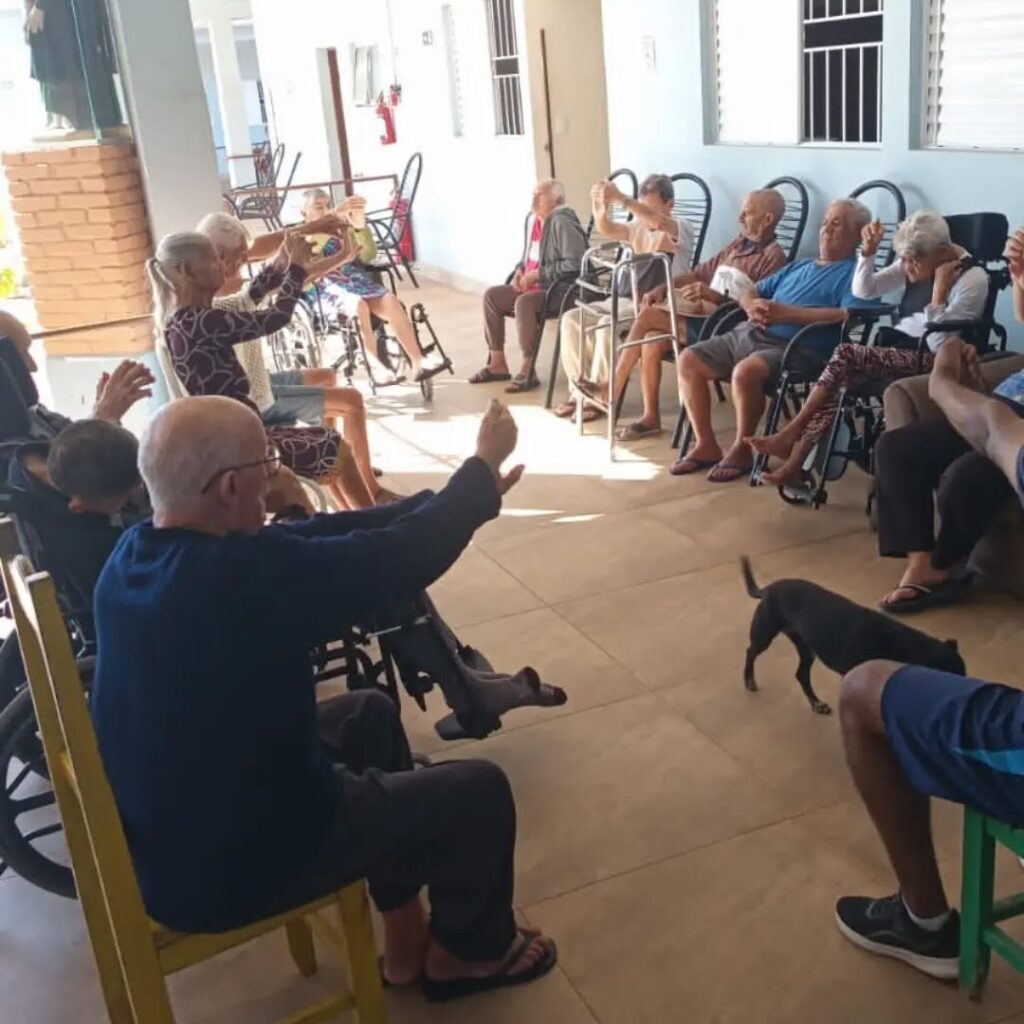 Pode ser uma imagem de uma ou mais pessoas, violino, clarinete e flauta