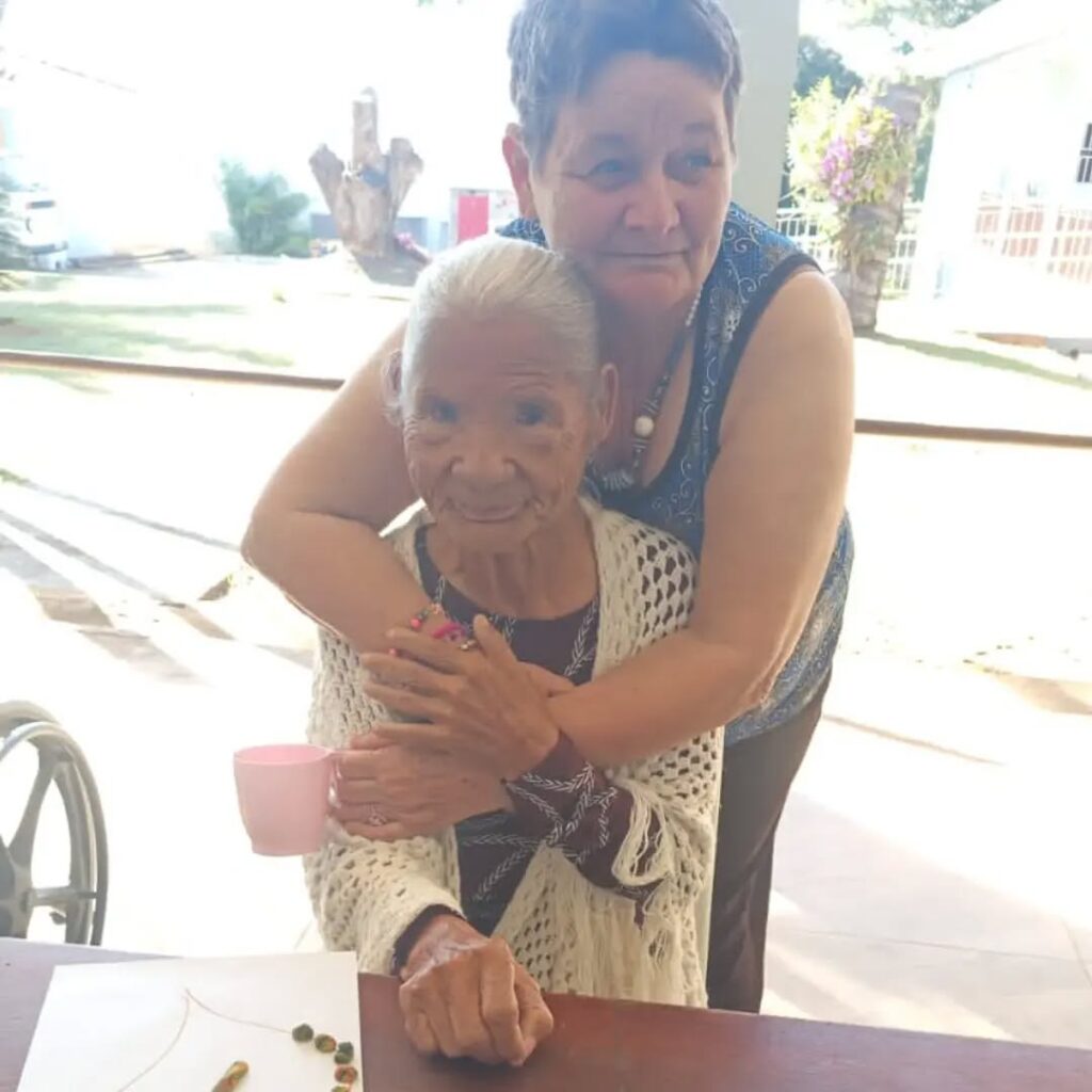Pode ser uma imagem de sorrindo