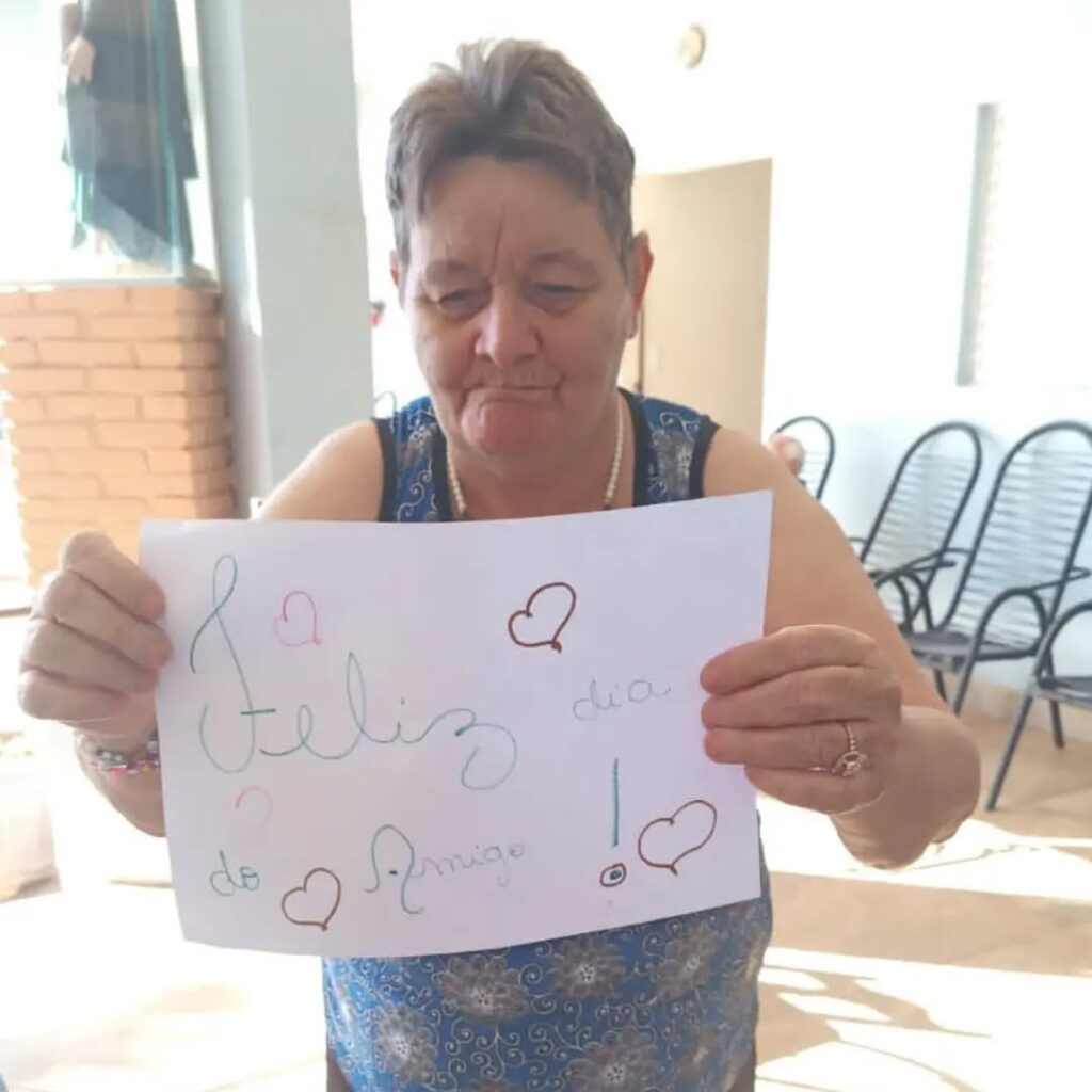 Pode ser uma imagem de sorrindo, coração e texto