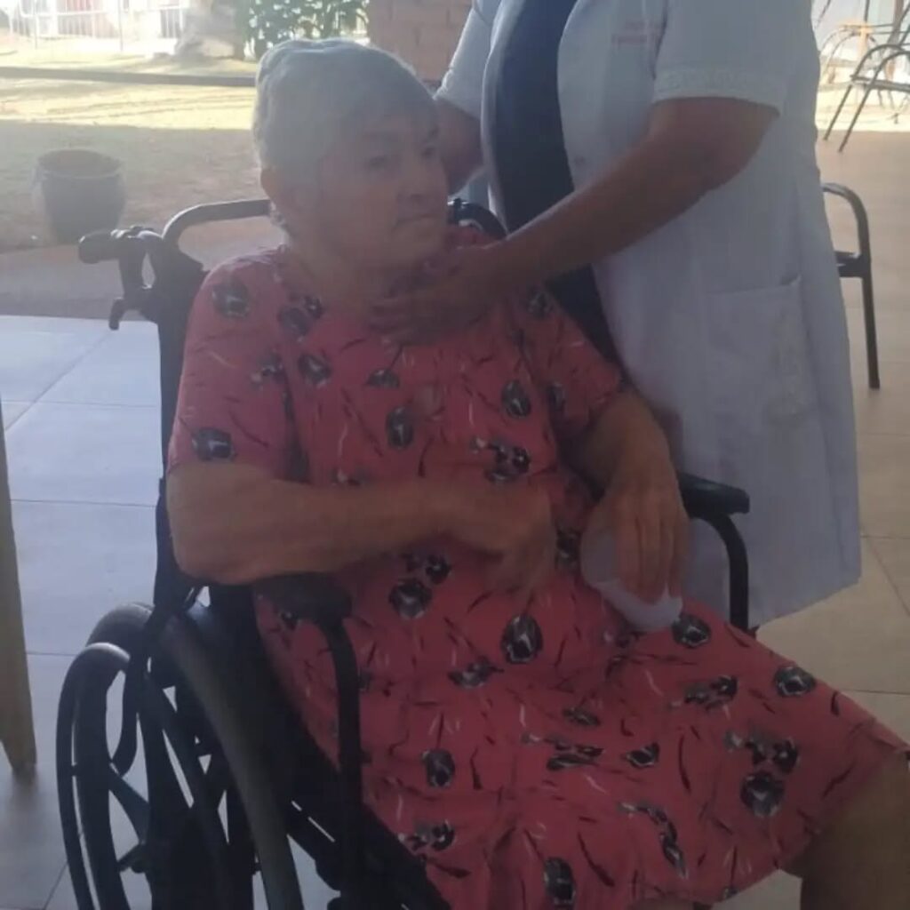 Pode ser uma imagem de uma ou mais pessoas, pessoas sorrindo e hospital