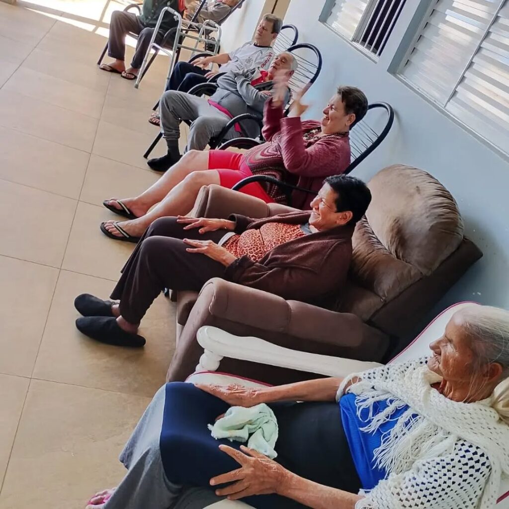 Pode ser uma imagem de uma ou mais pessoas, pessoas estudando e hospital